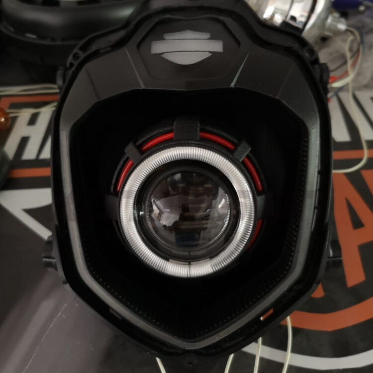 <p> </p>
<p>L'originale proiettore lenticolare bixenon per moto MT-03 con Angel Eye bianco e Demon Ring rosso. Bellissimo.</p>