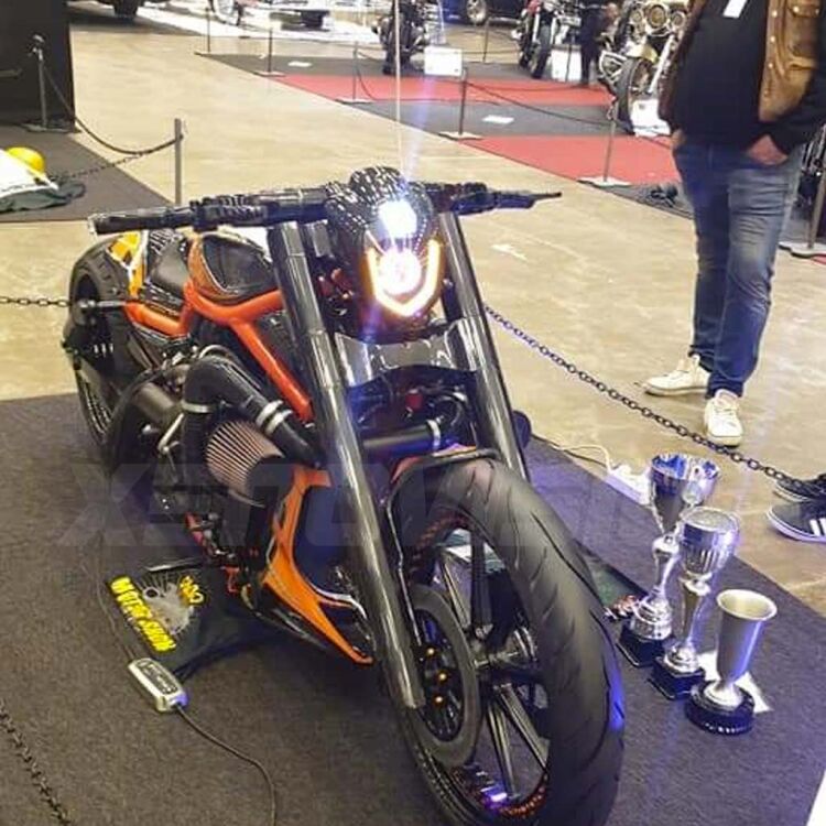 <p> </p>
<p>L'originale proiettore lenticolare bixenon per moto MT-03 con Angel Eye bianco e Demon Ring rosso. Bellissimo.</p>