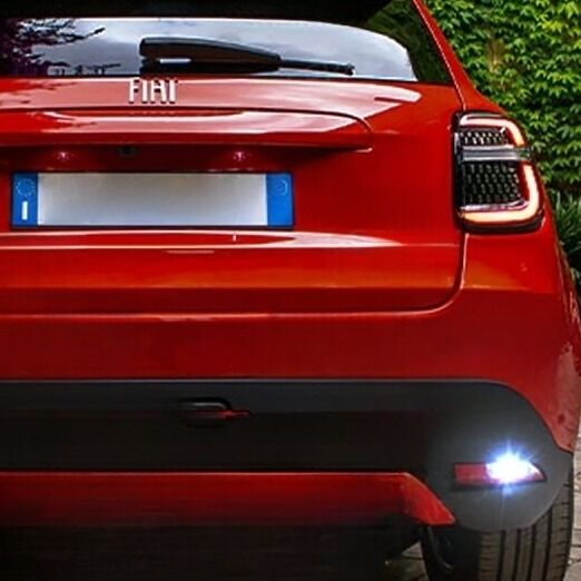 <strong>Luce retromarcia LED per Fiat 600</strong>  2023 in poi. Una lampadina <b>T15</b> esageratamente spinta: 15W di potenza, 20 volte più luce delle originali.
