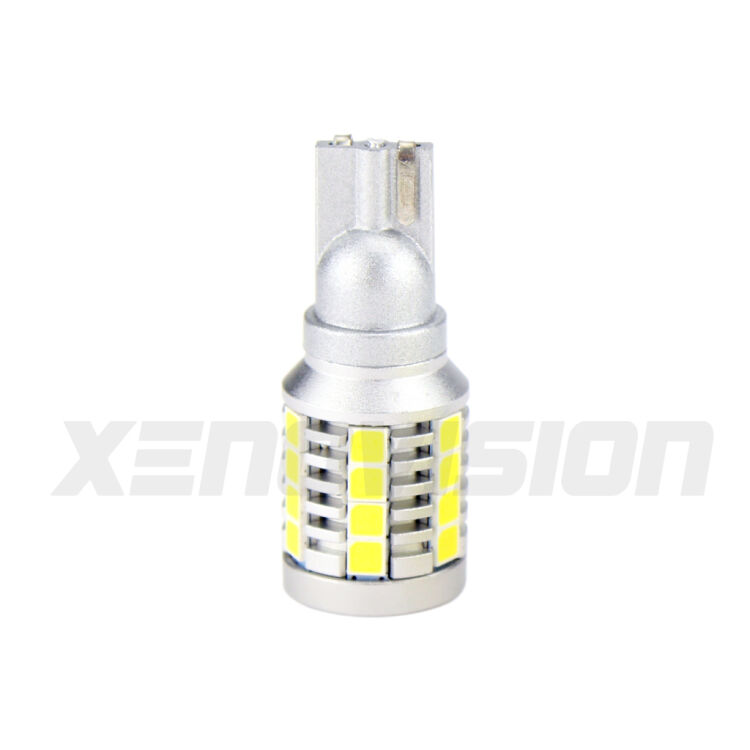<strong>Luce retromarcia LED per Ssangyong Korando</strong> Mk3 2013 - 2019. Una lampadina <b>T15</b> esageratamente spinta: 15W di potenza, 20 volte più luce delle originali.