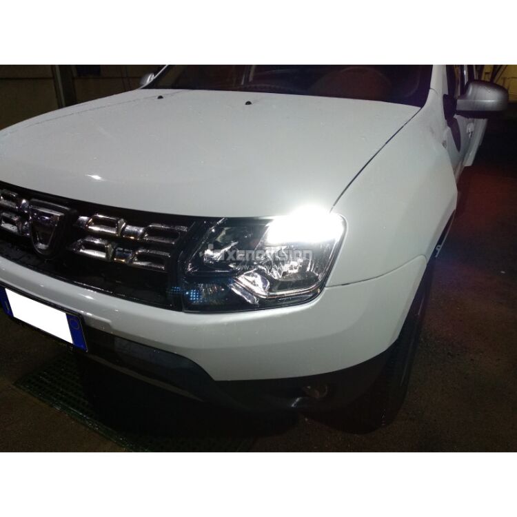 Coppia <strong>Luci diurne LED</strong> per Dacia <strong>Sandero I </strong>  2008 - 2012. Lampadine premium <strong>T20</strong> ultra luminose e super canbus, modello Pyramid Xenovision.