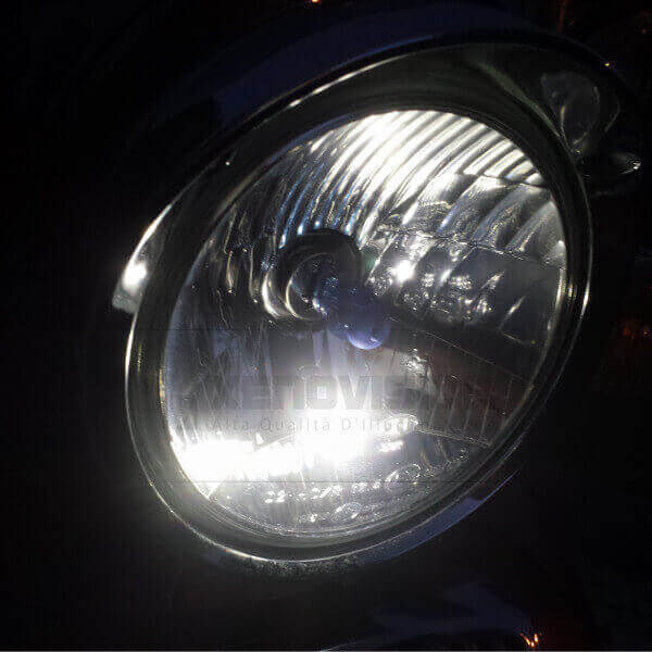 <p>Blister contenente 2x Led W5W (T10), universali, versatili e affidabili. Equipaggiano un chip Led SMD5050, incapsulato in una protezione trasparente, perfetto per chi vuole avvicinarsi all'illuminazione LED.</p>