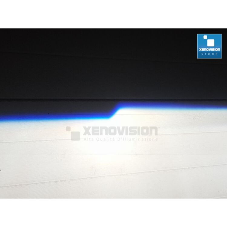<p>Kit Retrofit HID completo con Proiettori Xenovision X-Blade e Kit Xenon PhemonXT.</p>